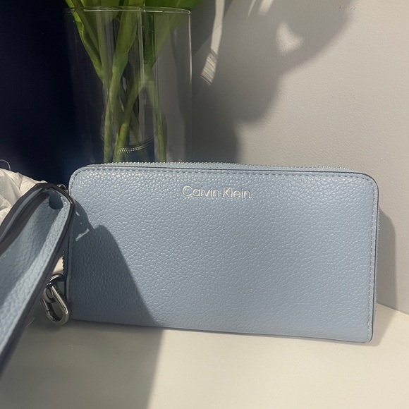 NWT Calvin Klein 3 in 1 Crossbody - Picture 2 of 7